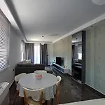 Era Palace Apartmán *